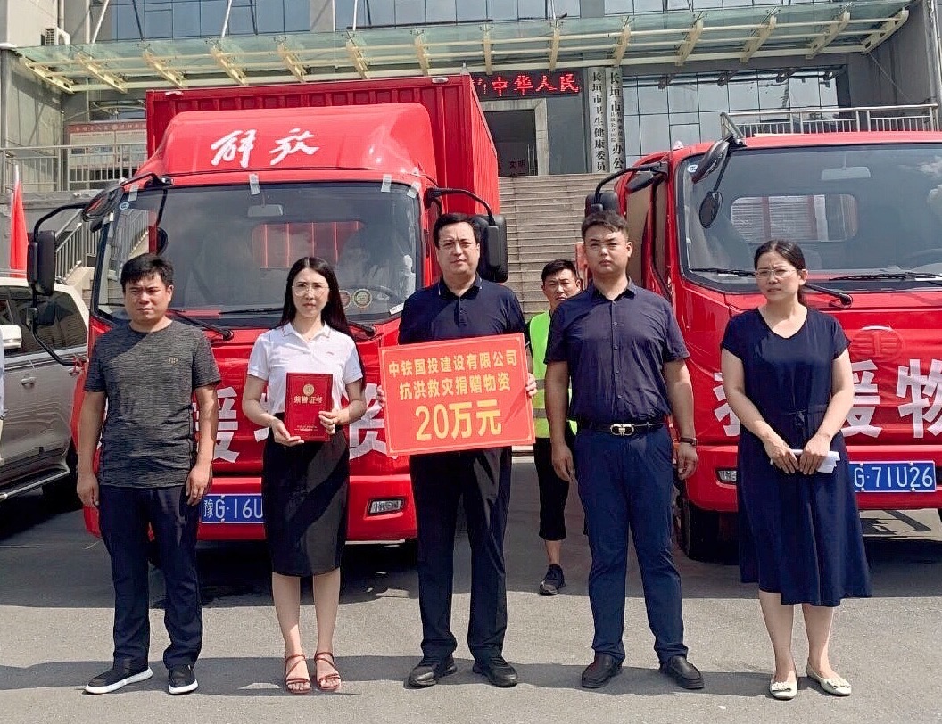 長(zhǎng)垣市副市長(zhǎng)汪相凱、紅十字會(huì)副會(huì)長(zhǎng)王云霞為我司頒發(fā)榮譽(yù)證書(shū)